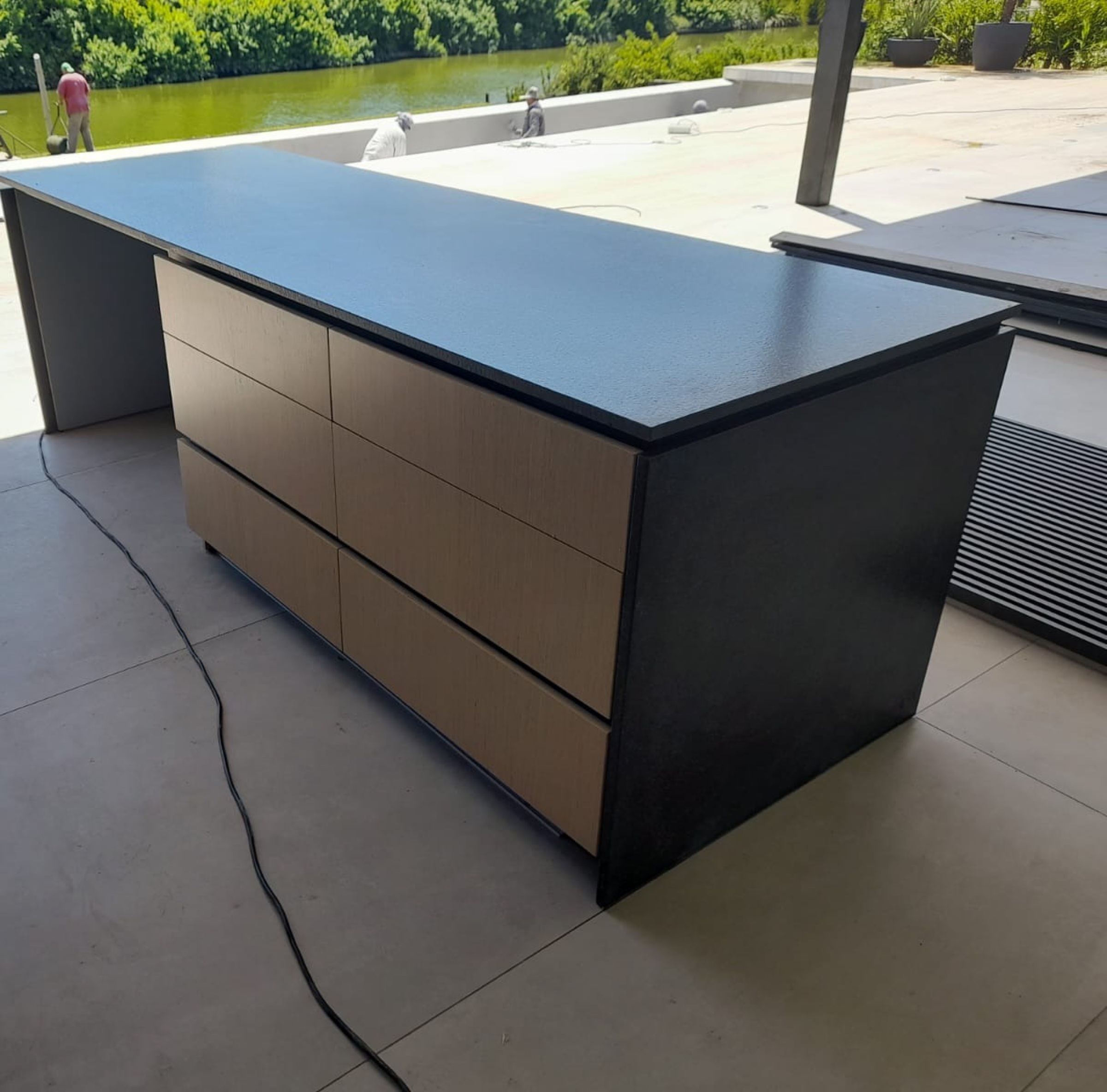 Mueble isla de madera y piedra fabricado por Carpintería Estepovoy Hermanos