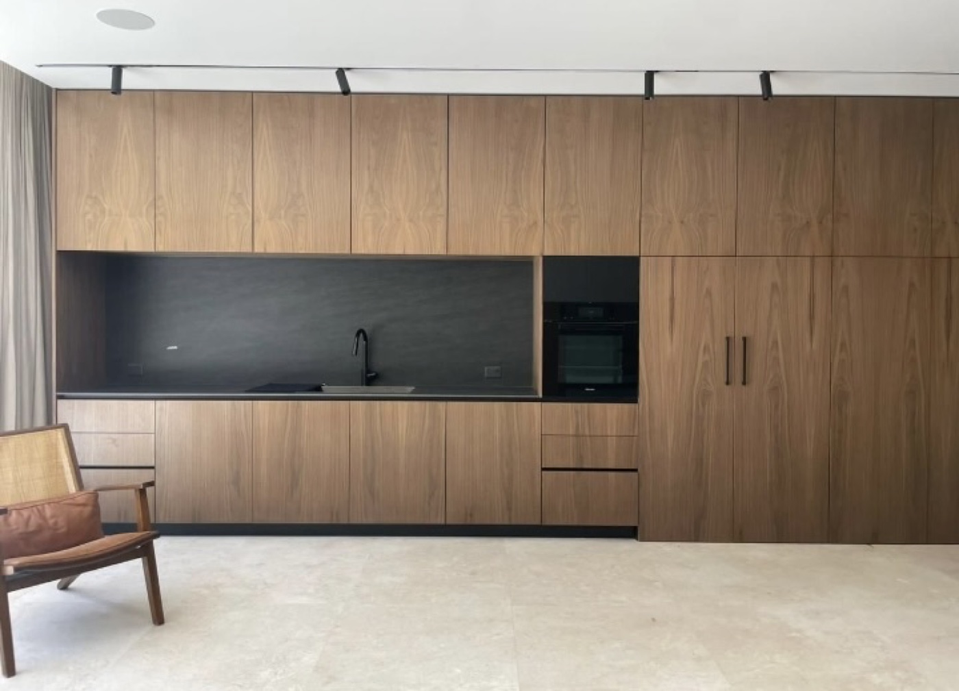 Cocina de nogal a medida, proyecto de arquitectura