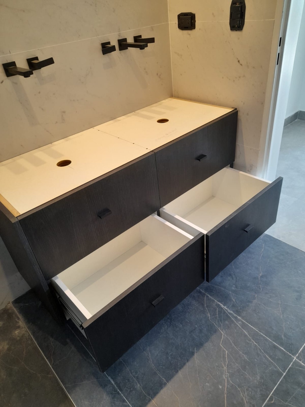 Bajomesada de baño en madera oscura con mármol