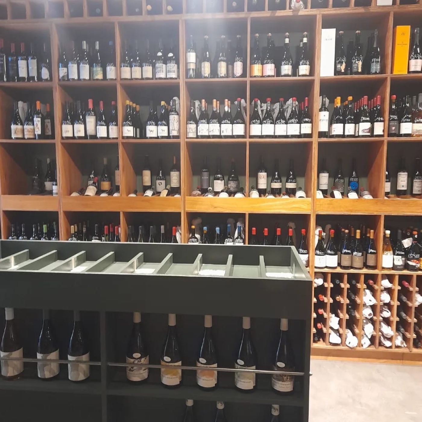 Vinoteca a medida para local comercial