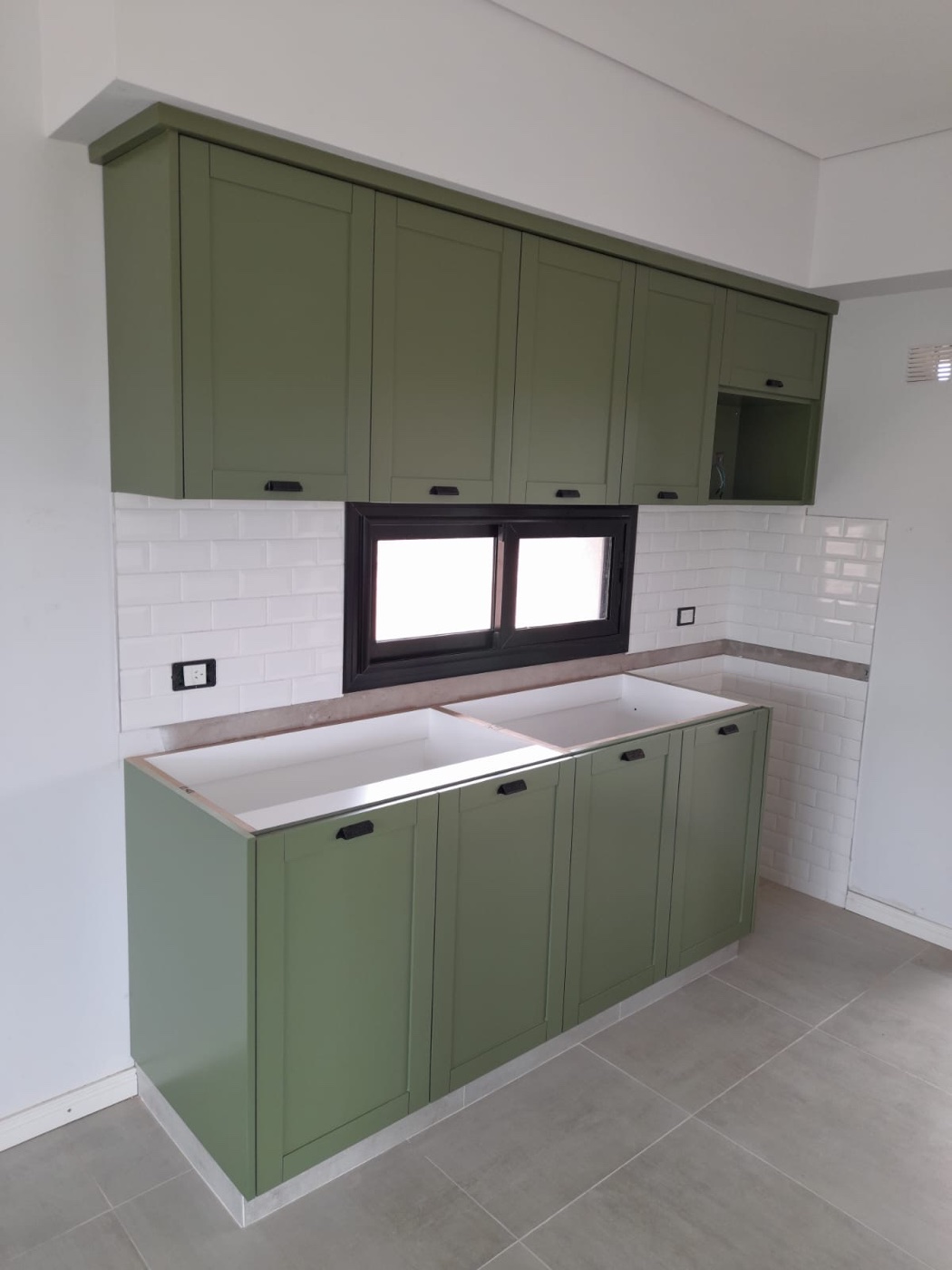 Cocina terminada en verde salvia