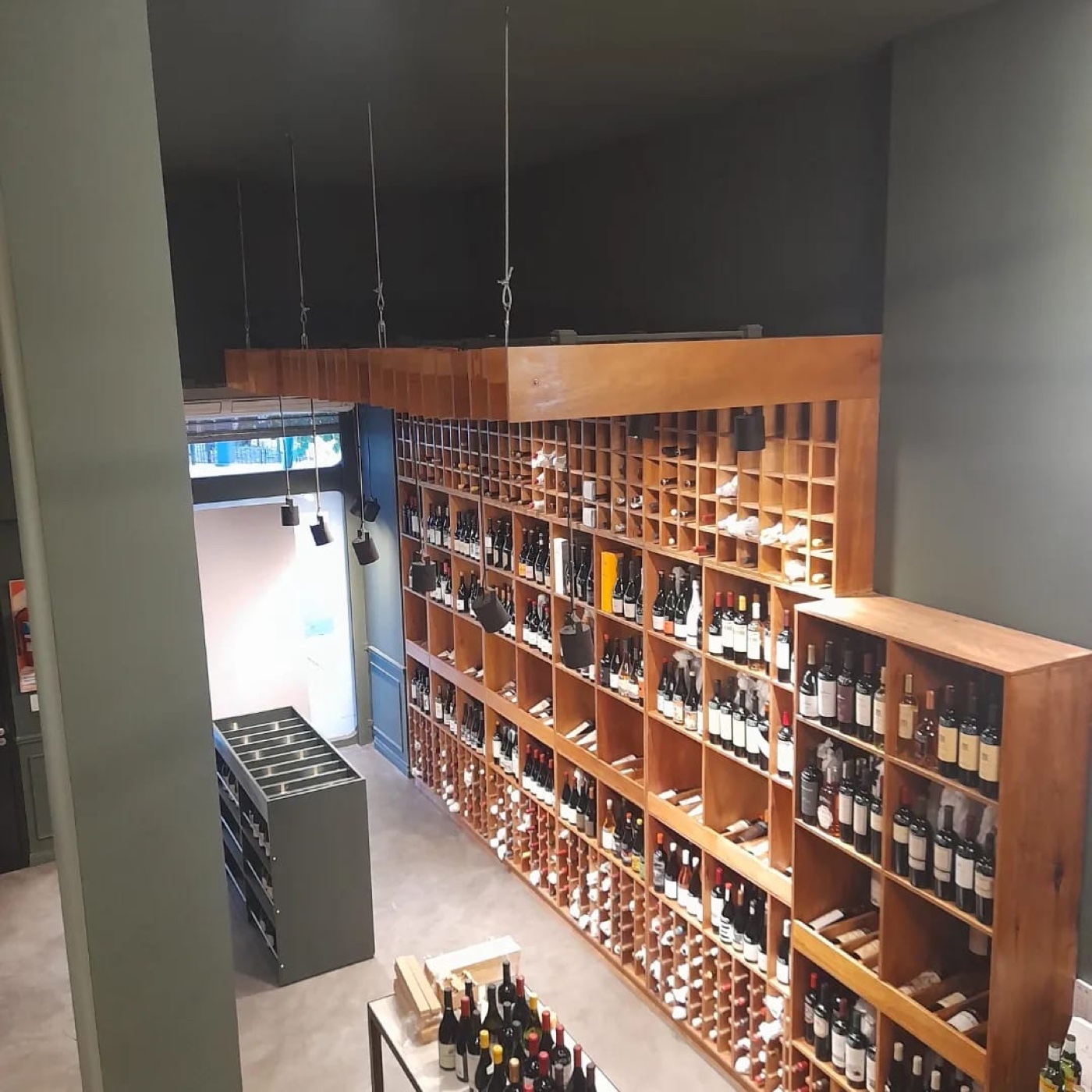 Estantería y mostrador de vinoteca, vista general